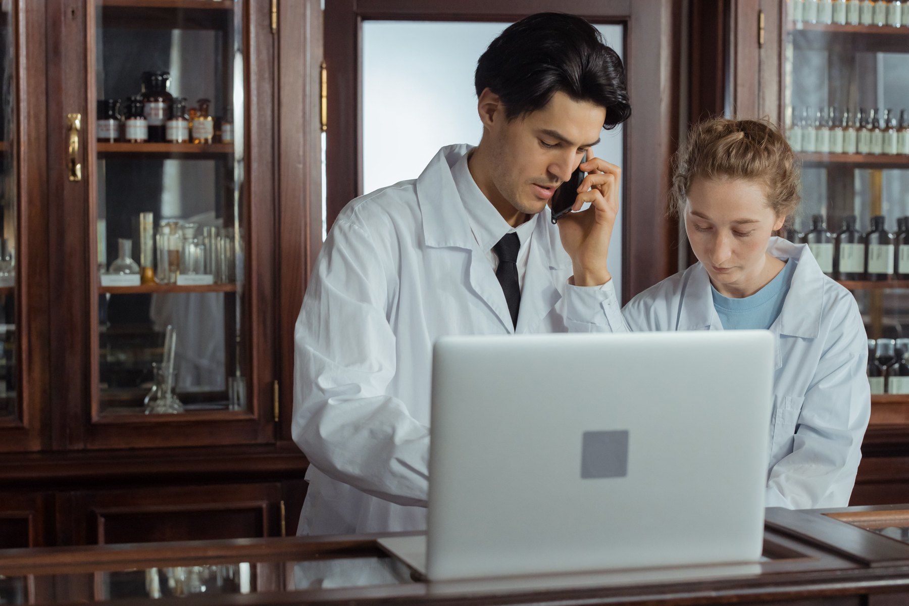 Healthcare and pharmacy professionals coordinating a digital service in an operational setting.
